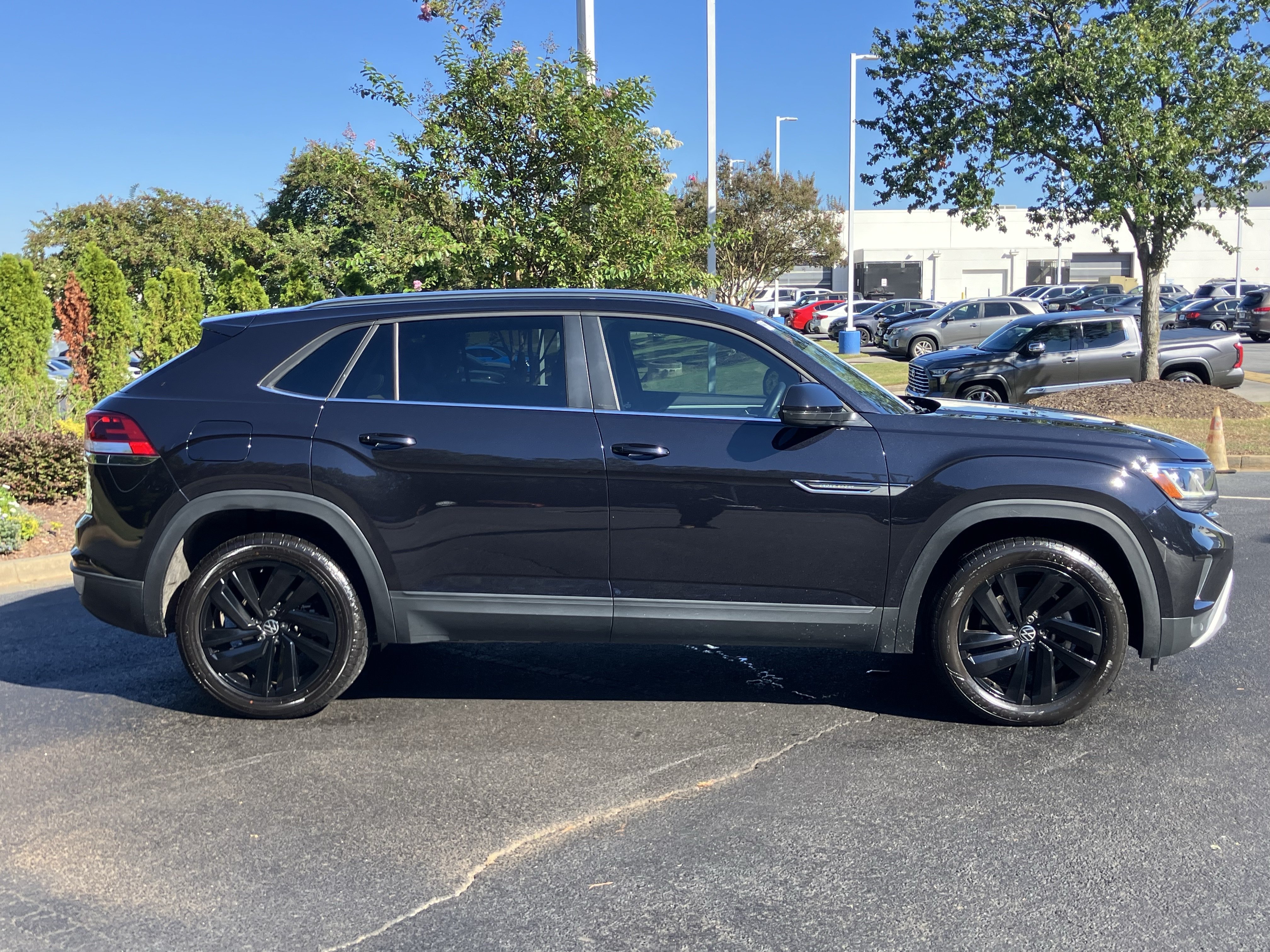 Used 2023 Volkswagen Atlas Cross Sport SE FWD image 11
