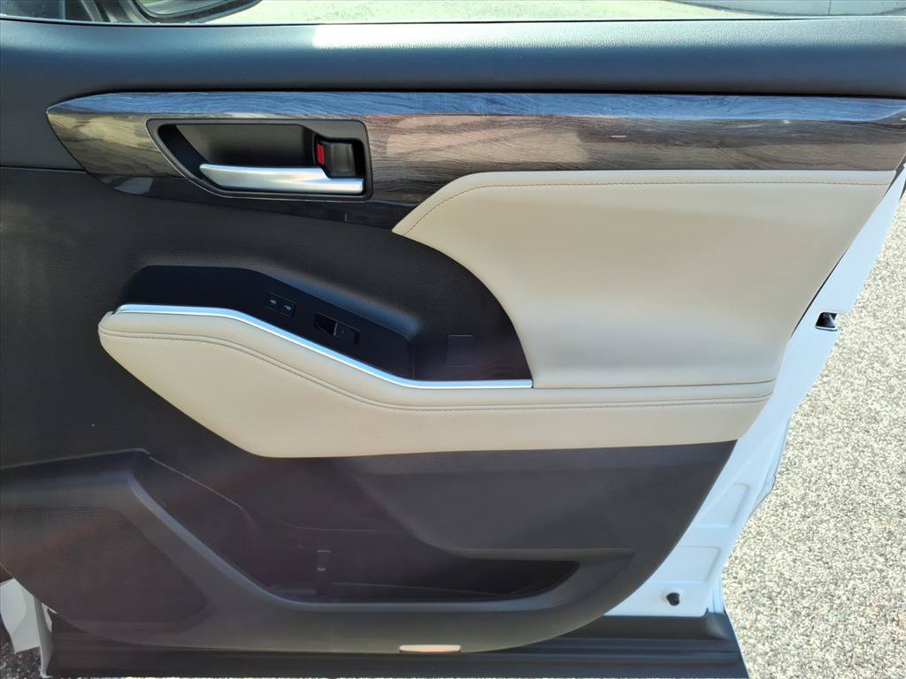 Used 2023 Toyota Highlander Platinum AWD/4WD image 16