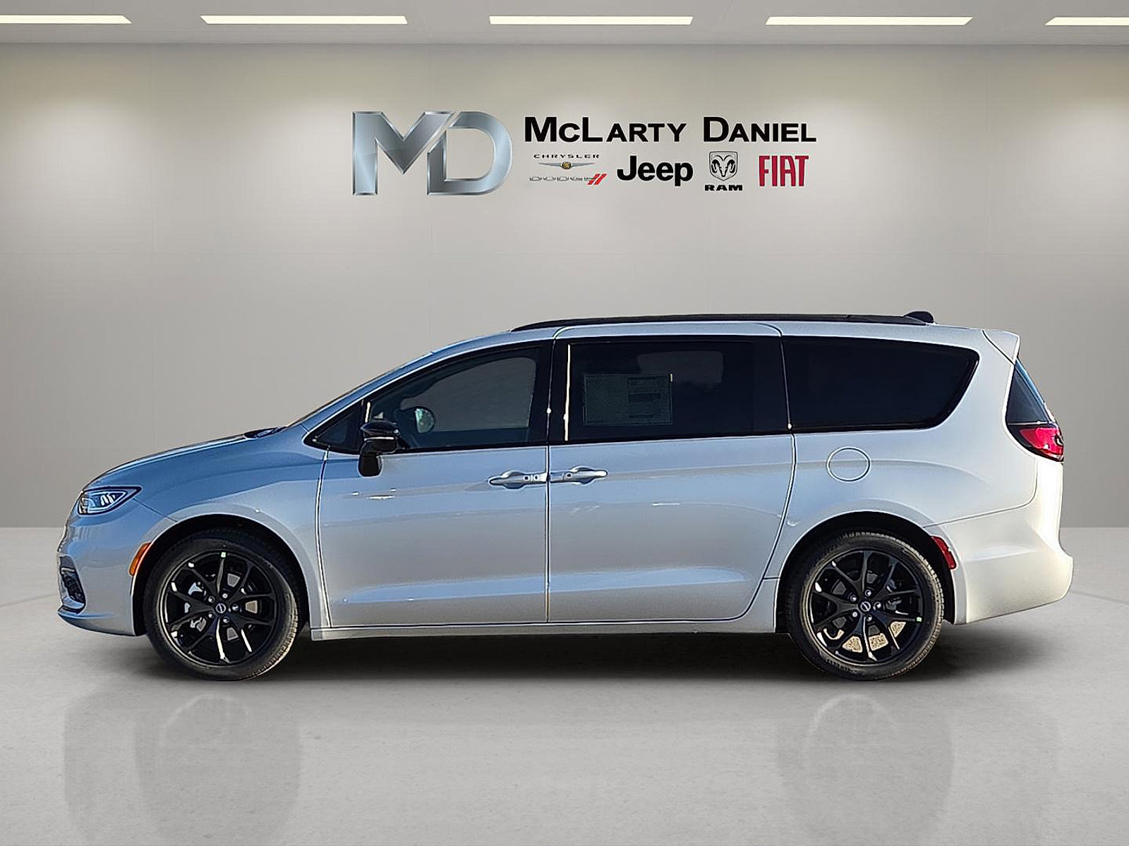 New 2026 Chrysler Pacifica Select w/ S Appearance Package FWD image 3
