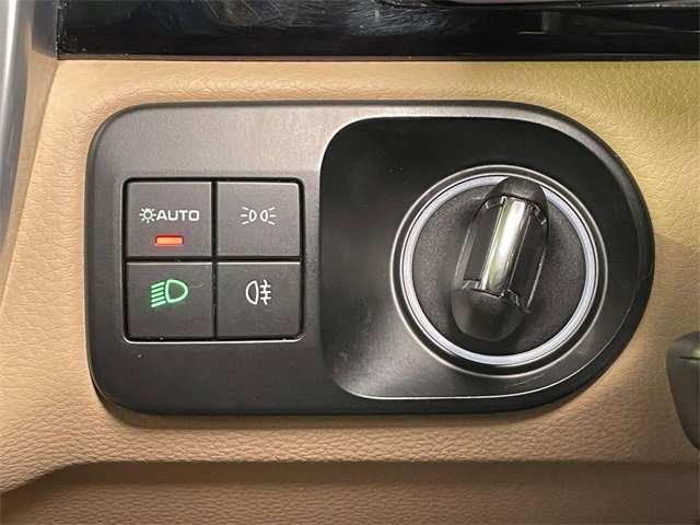 Used 2022 Porsche Cayenne Platinum Edition w/ Premium Package Plus image 39