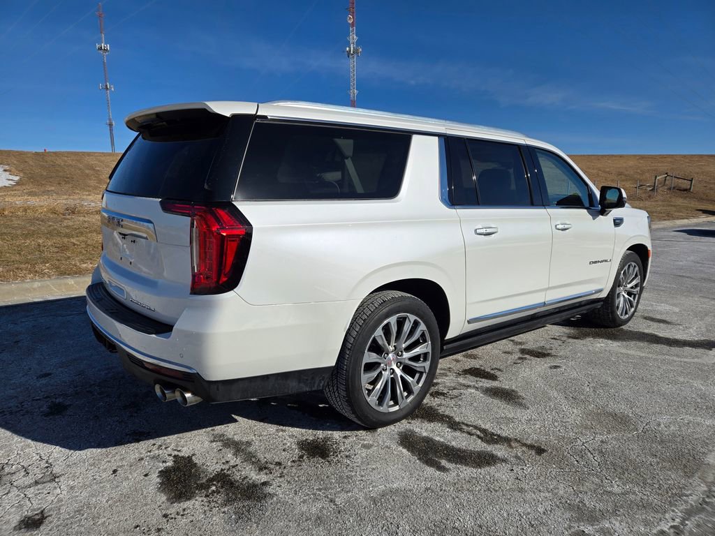 Used 2022 GMC Yukon XL Denali w/ Denali Premium Package image 3