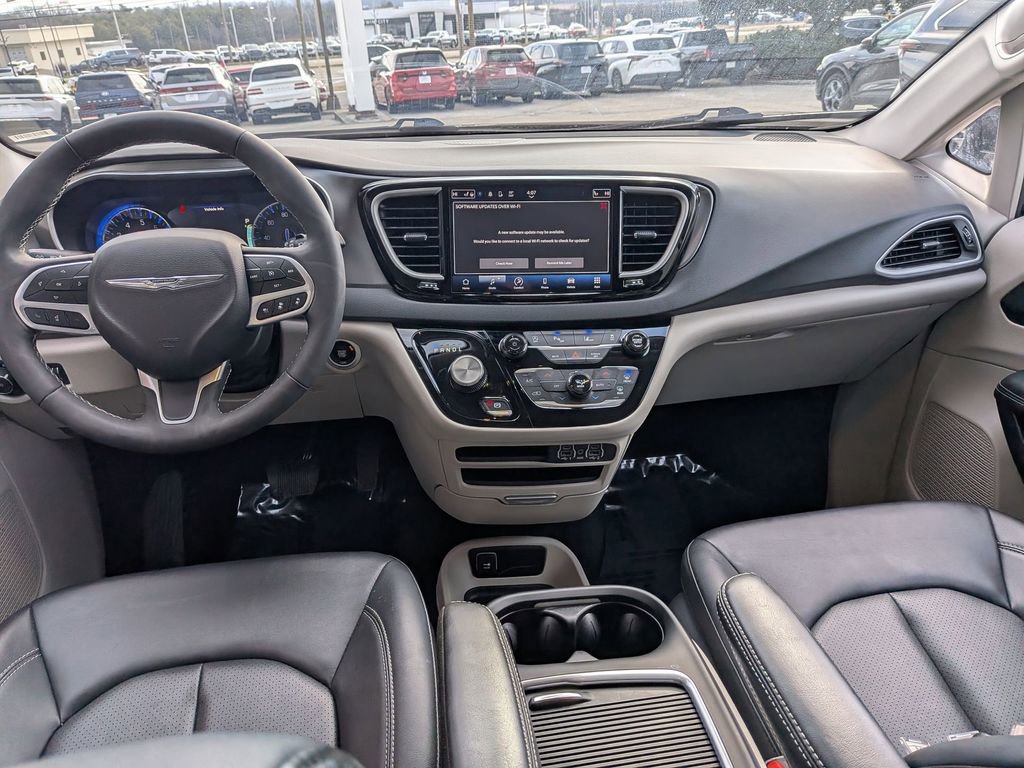 Used 2024 Chrysler Pacifica Touring-L image 23