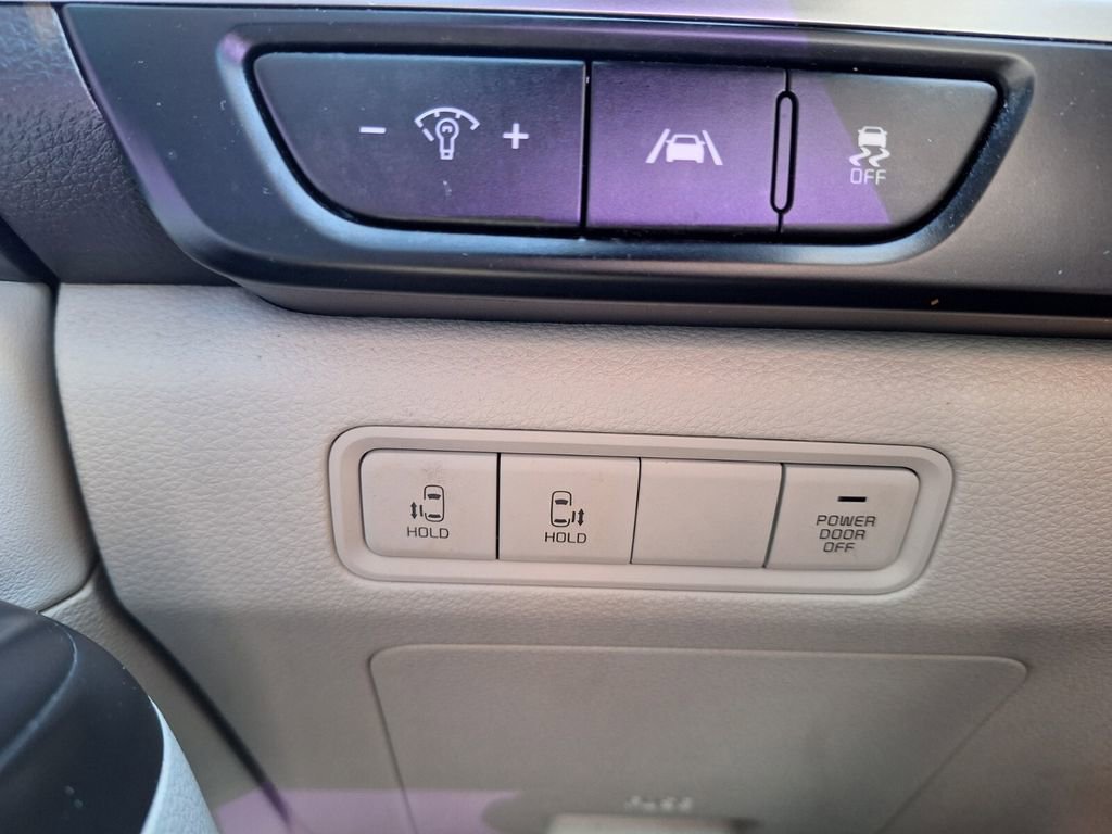 Used 2023 Kia Carnival LX image 12