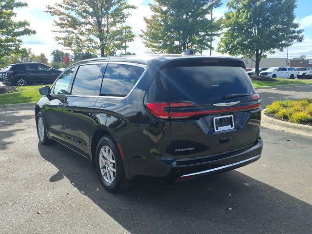 Certified 2025 Chrysler Pacifica Select FWD image 6