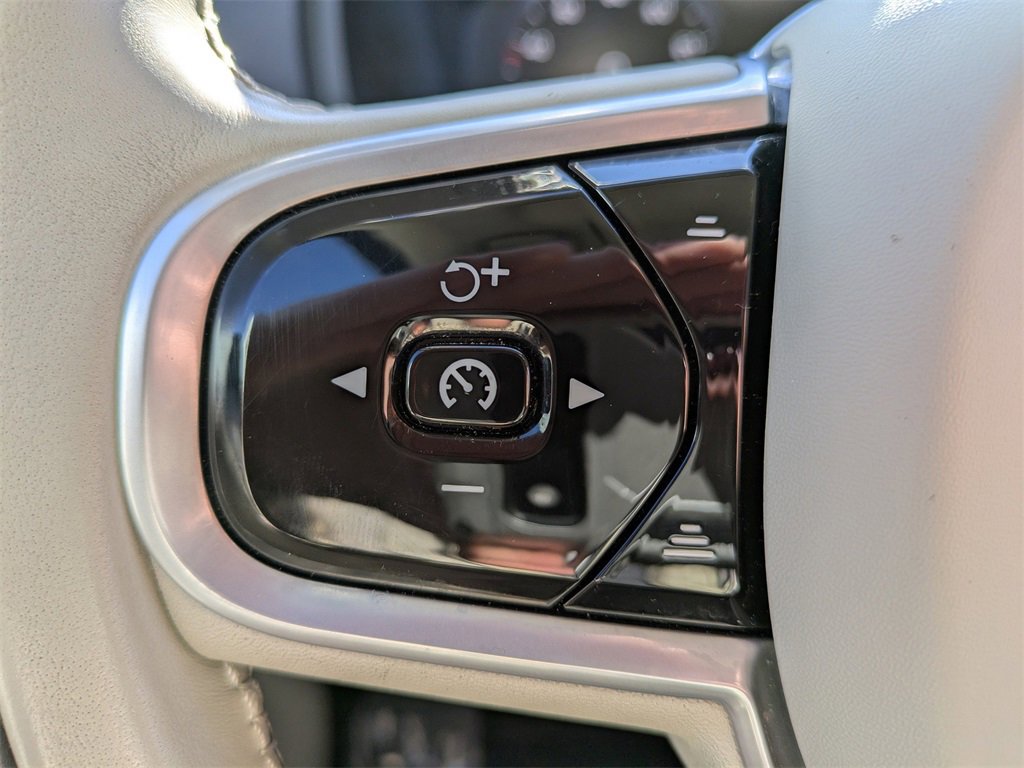 Certified 2022 Volvo XC90 T5 Momentum w/ Climate Package image 26