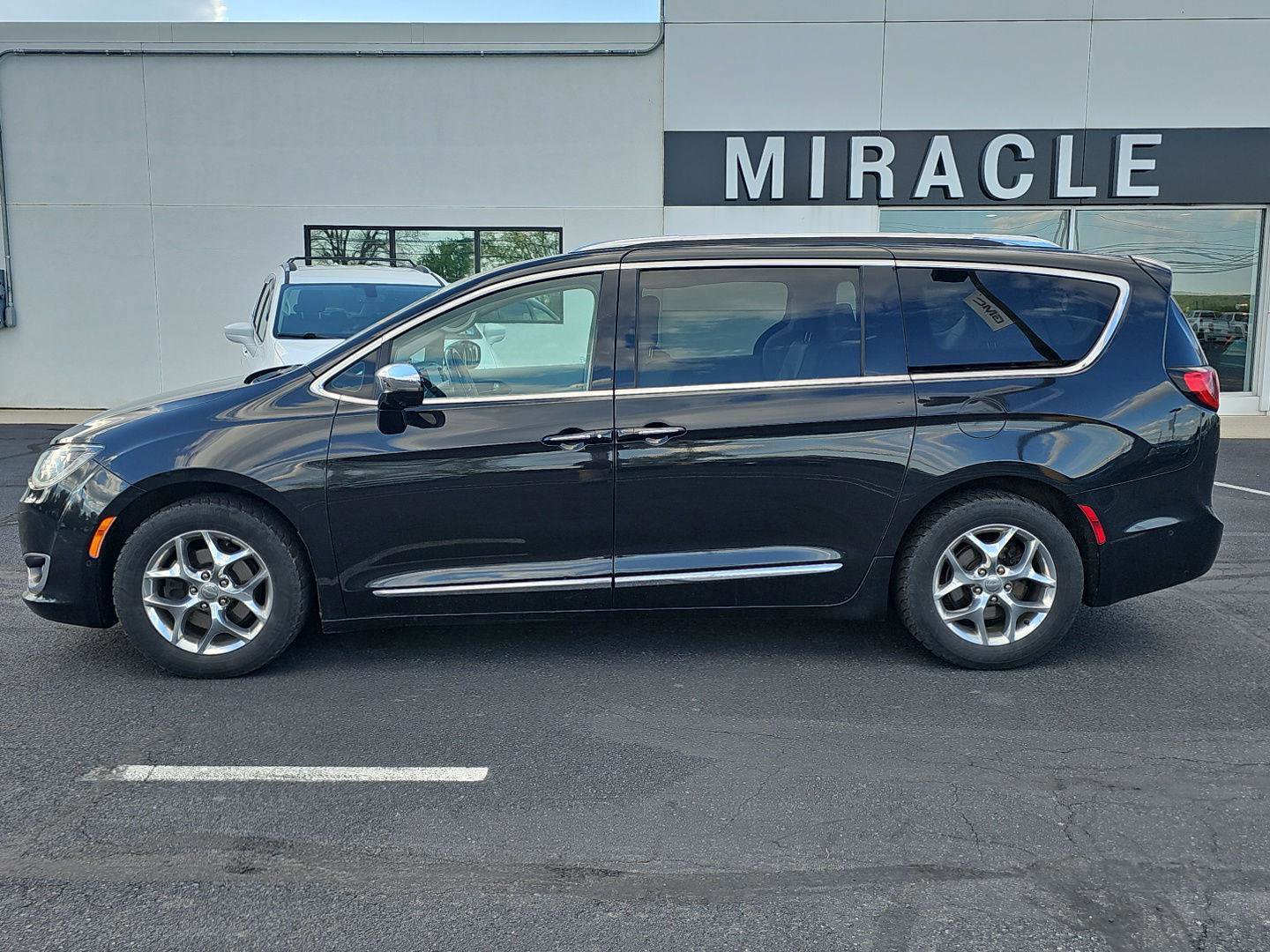 Used 2017 Chrysler Pacifica Limited FWD image 3