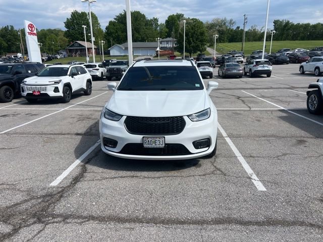 Used 2022 Chrysler Pacifica Limited w/ S Appearance Package AWD/4WD image 3
