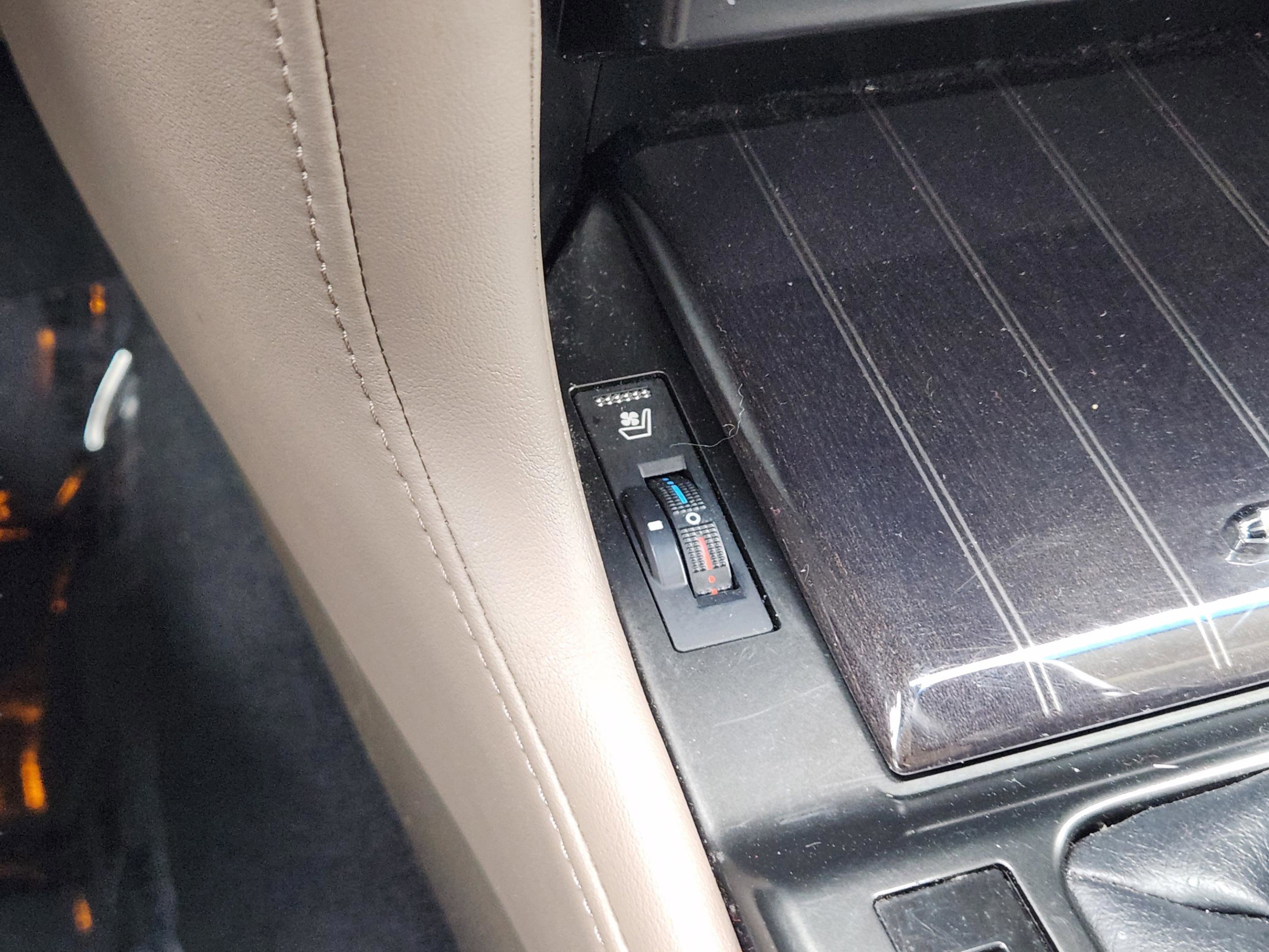 Used 2022 Lexus GX 460 Premium w/ Accessory Package AWD/4WD image 14