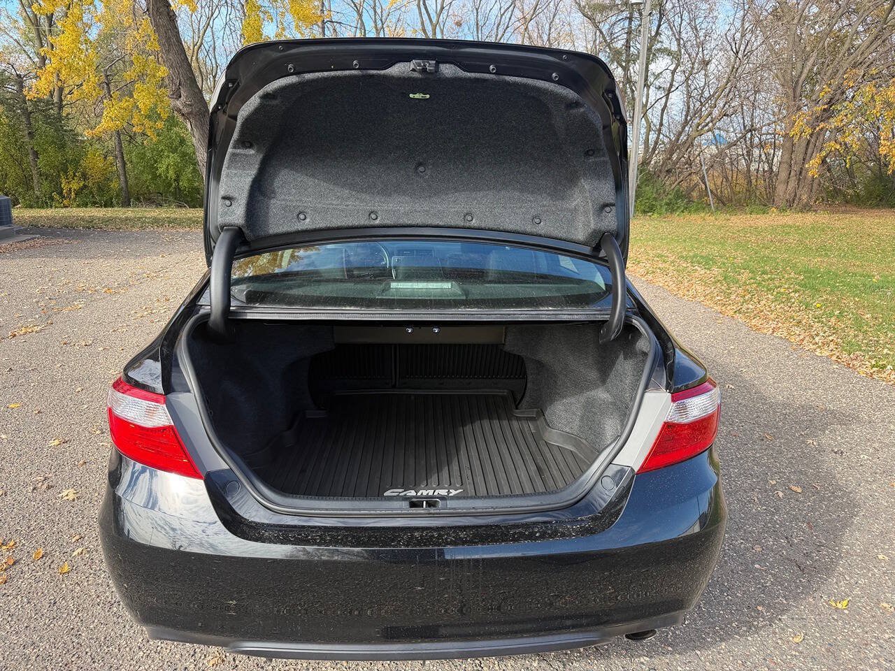 Used 2016 Toyota Camry SE w/ Moonroof Package FWD image 9