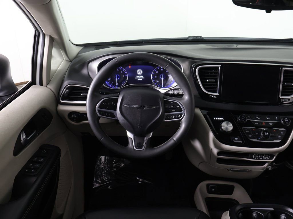 Used 2023 Chrysler Pacifica Touring-L image 33