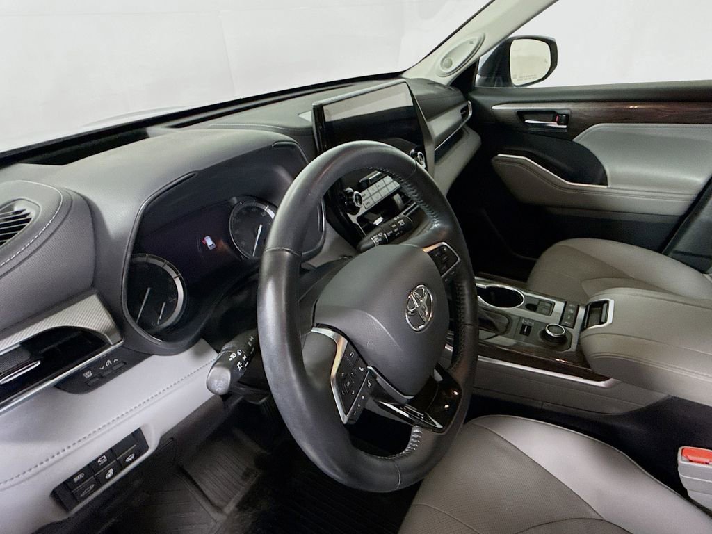 Used 2021 Toyota Highlander Platinum AWD/4WD image 10