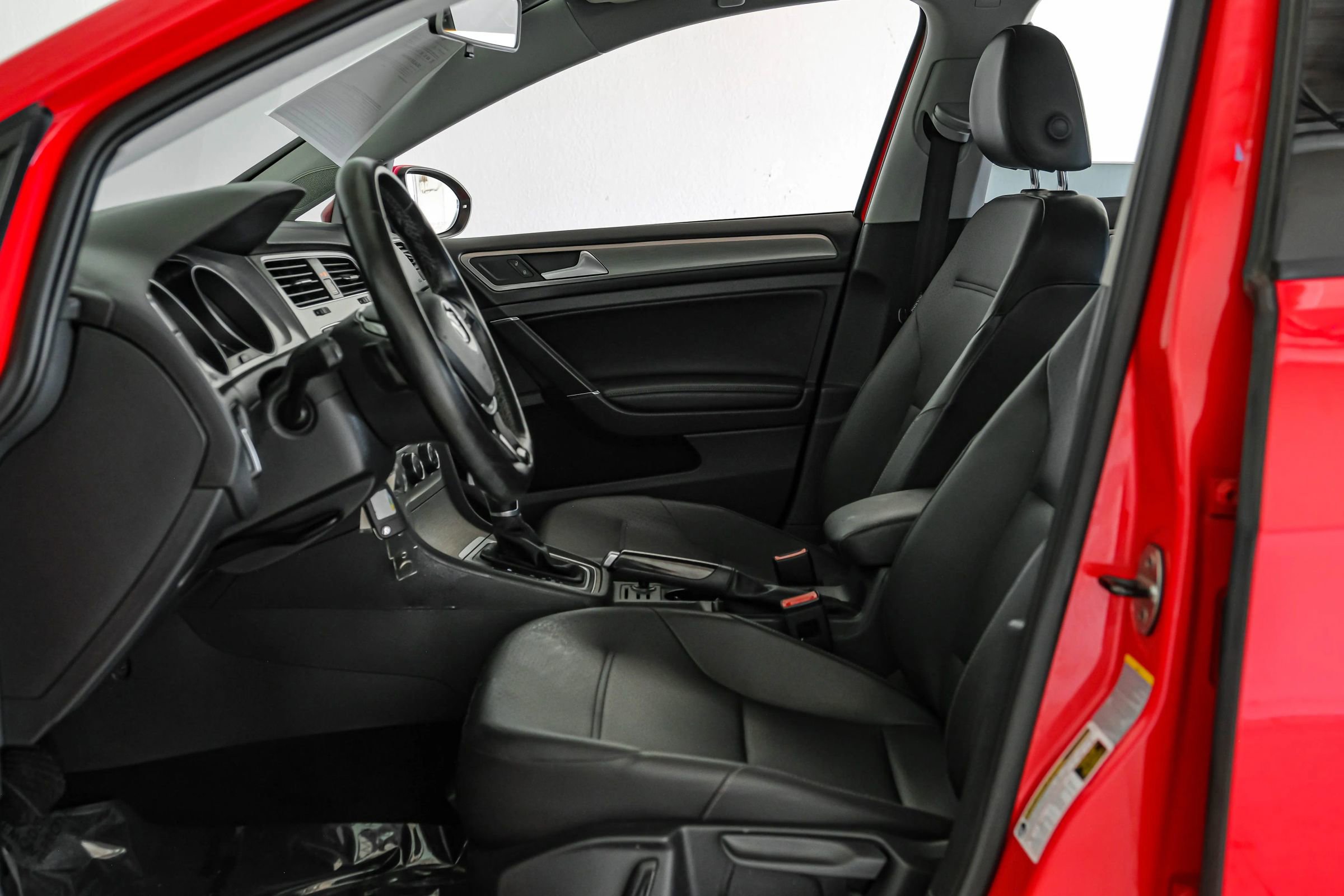 Used 2015 Volkswagen Golf SE image 3