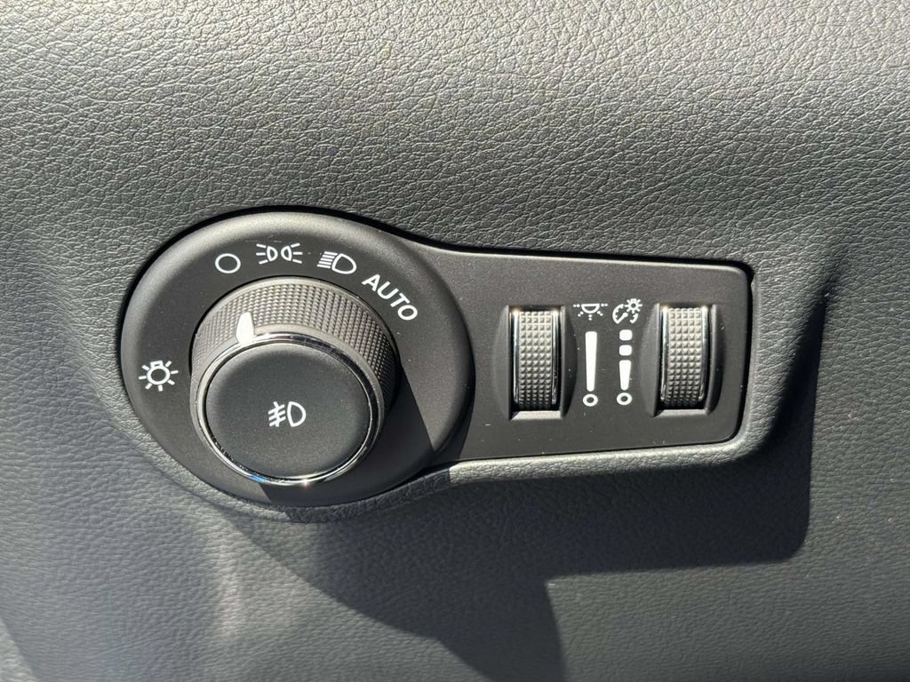 Used 2025 Jeep Compass Limited w/ Elite Group AWD/4WD image 27