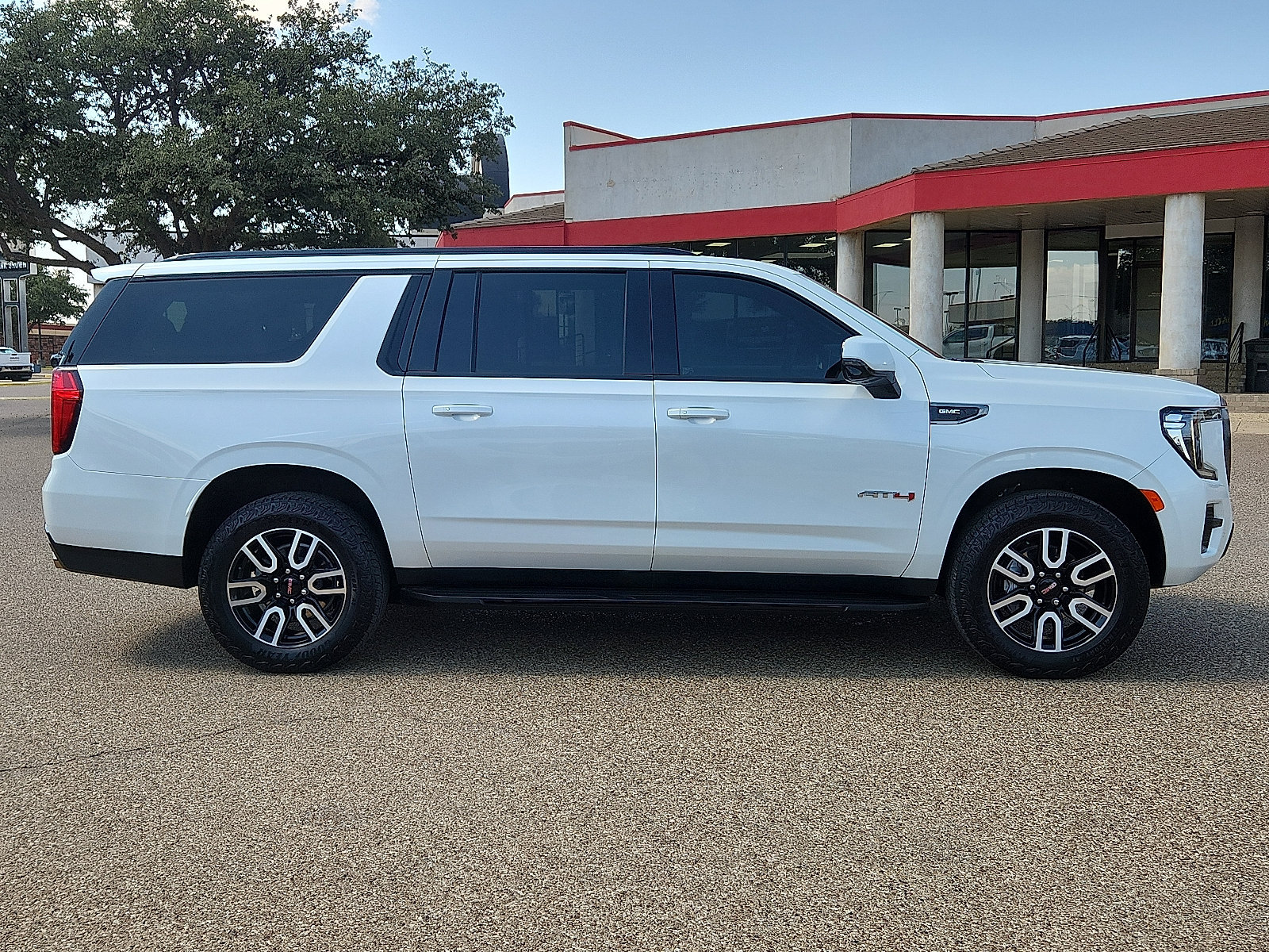 Used 2023 GMC Yukon XL AT4 w/ Technology Package AWD/4WD image 5