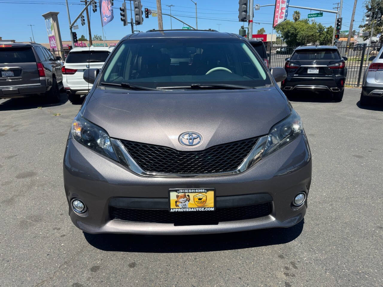 Used 2014 Toyota Sienna SE FWD image 3