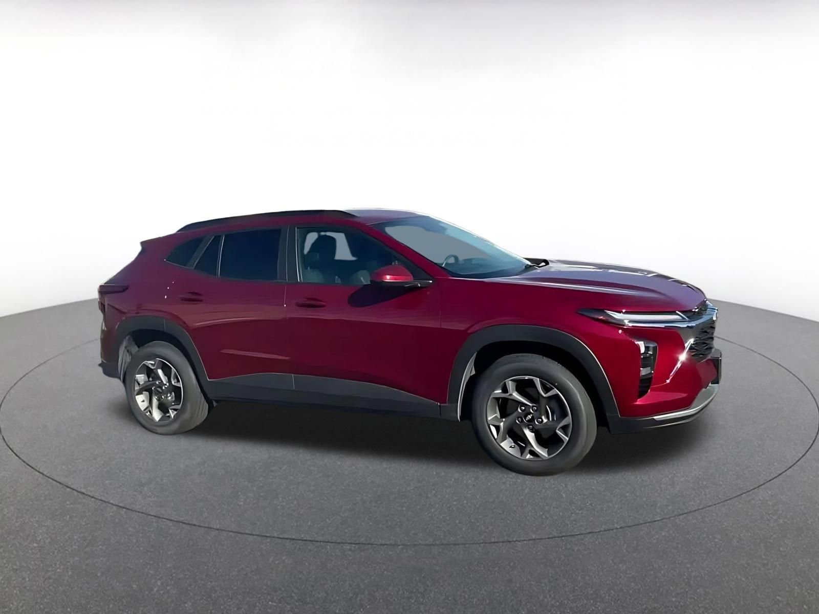 Used 2025 Chevrolet Trax LT FWD image 2