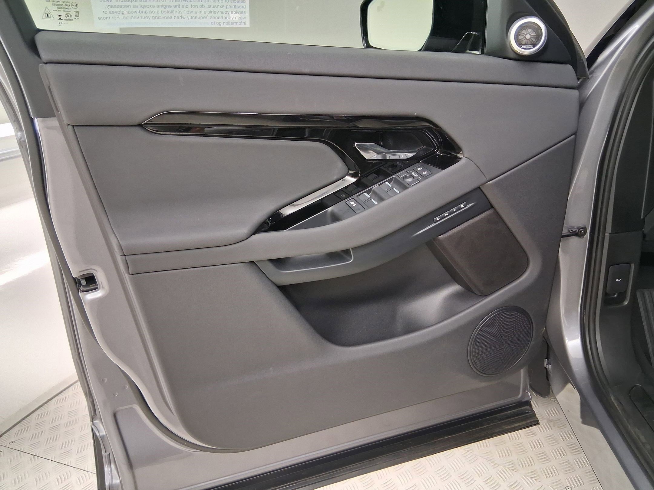 Used 2025 Land Rover Range Rover Evoque S image 12