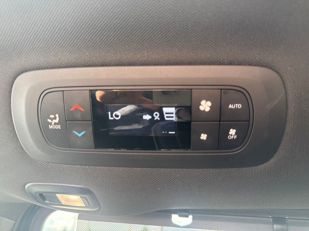 Used 2025 Chrysler Pacifica Limited FWD image 25