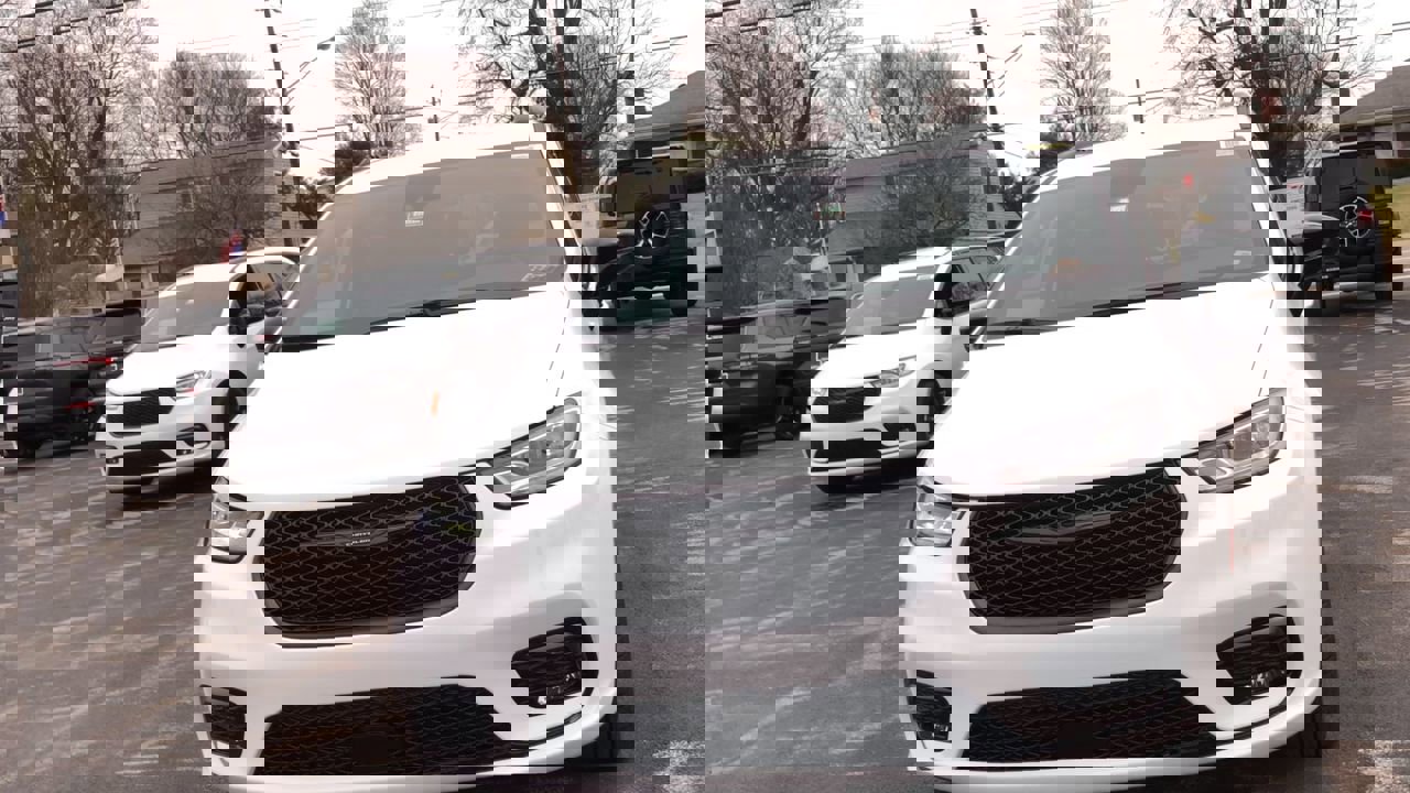 New 2026 Chrysler Pacifica Select image 3