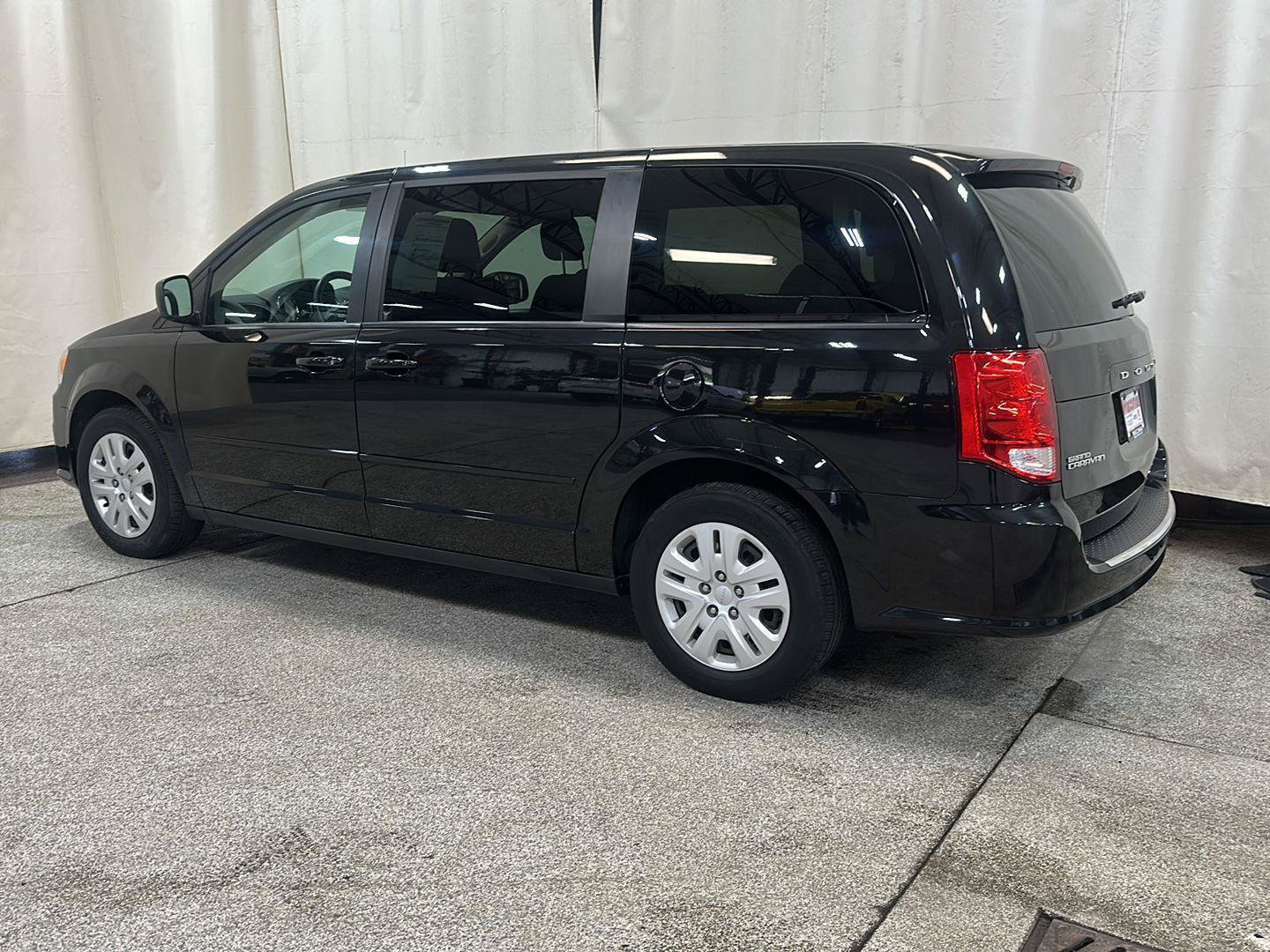 Used 2015 Dodge Grand Caravan SE w/ Quick Order Package 29E SE FWD image 3