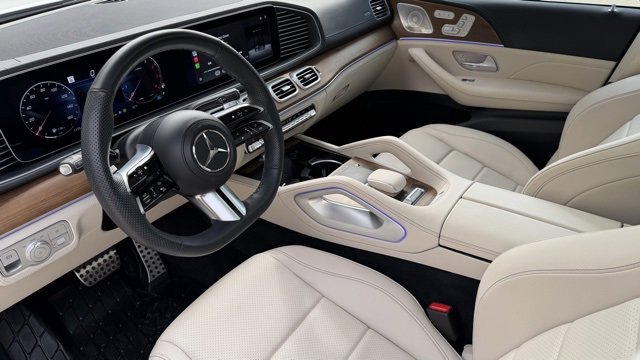 Used 2024 Mercedes-Benz GLS 450 4MATIC image 9