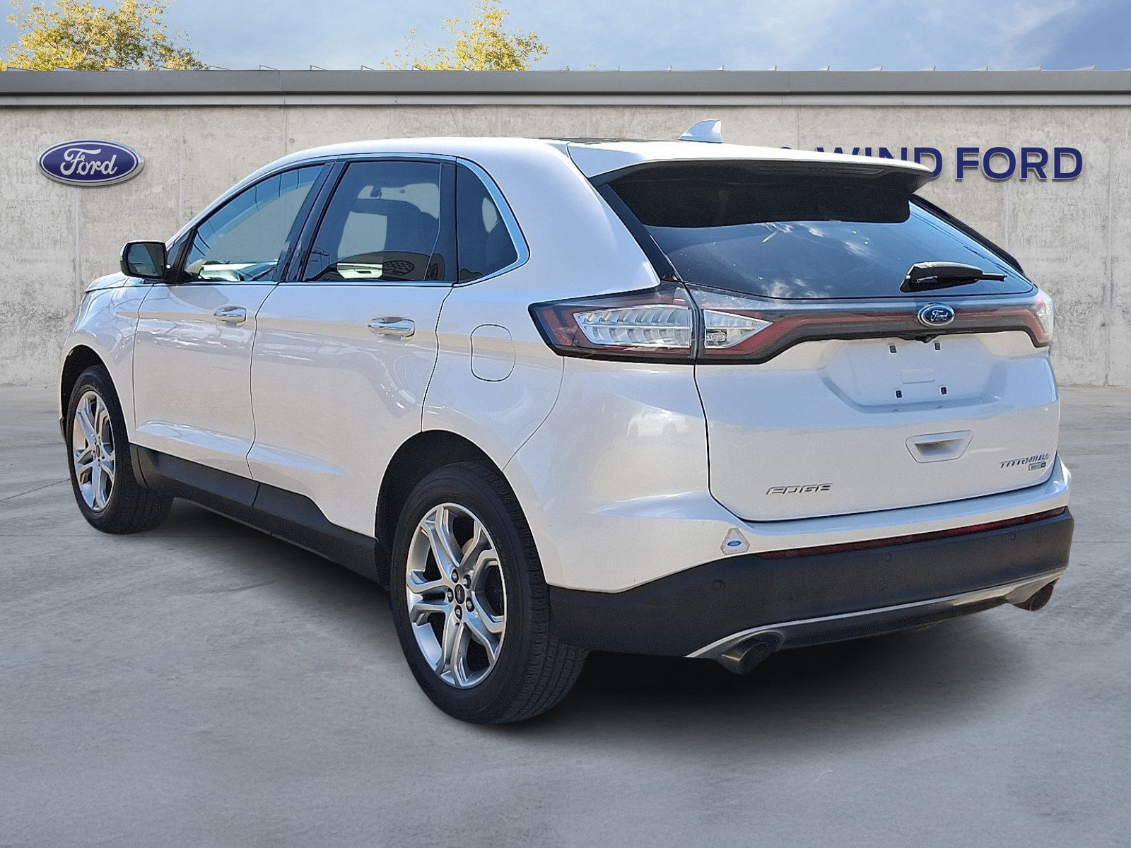 Used 2017 Ford Edge Titanium w/ Technology Package AWD/4WD image 4