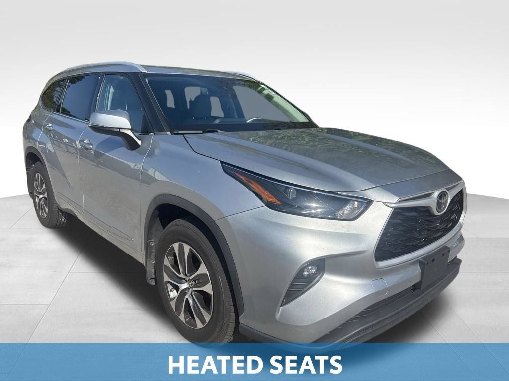 Used 2022 Toyota Highlander XLE AWD/4WD image 16
