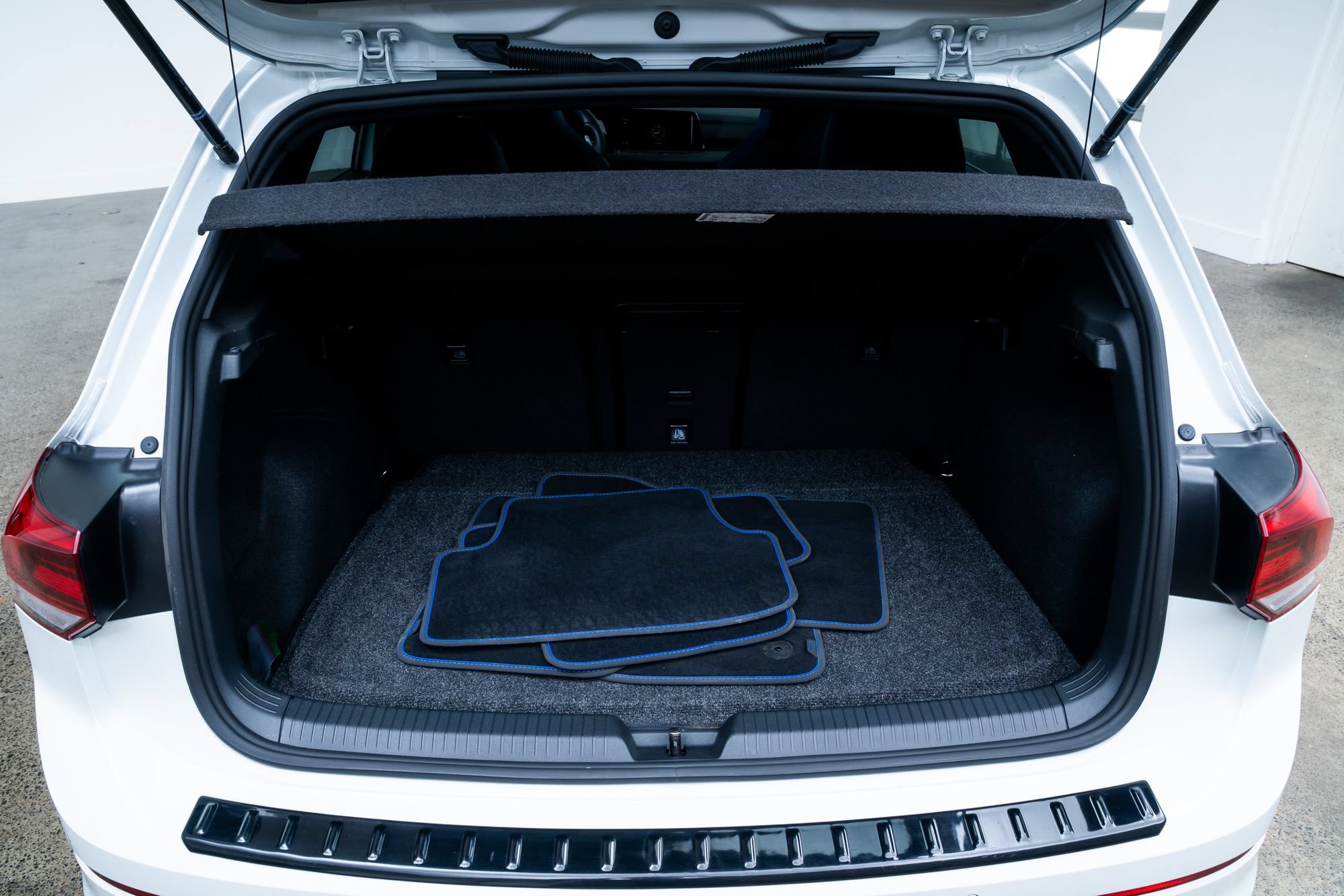 Used 2024 Volkswagen Golf R AWD/4WD image 8