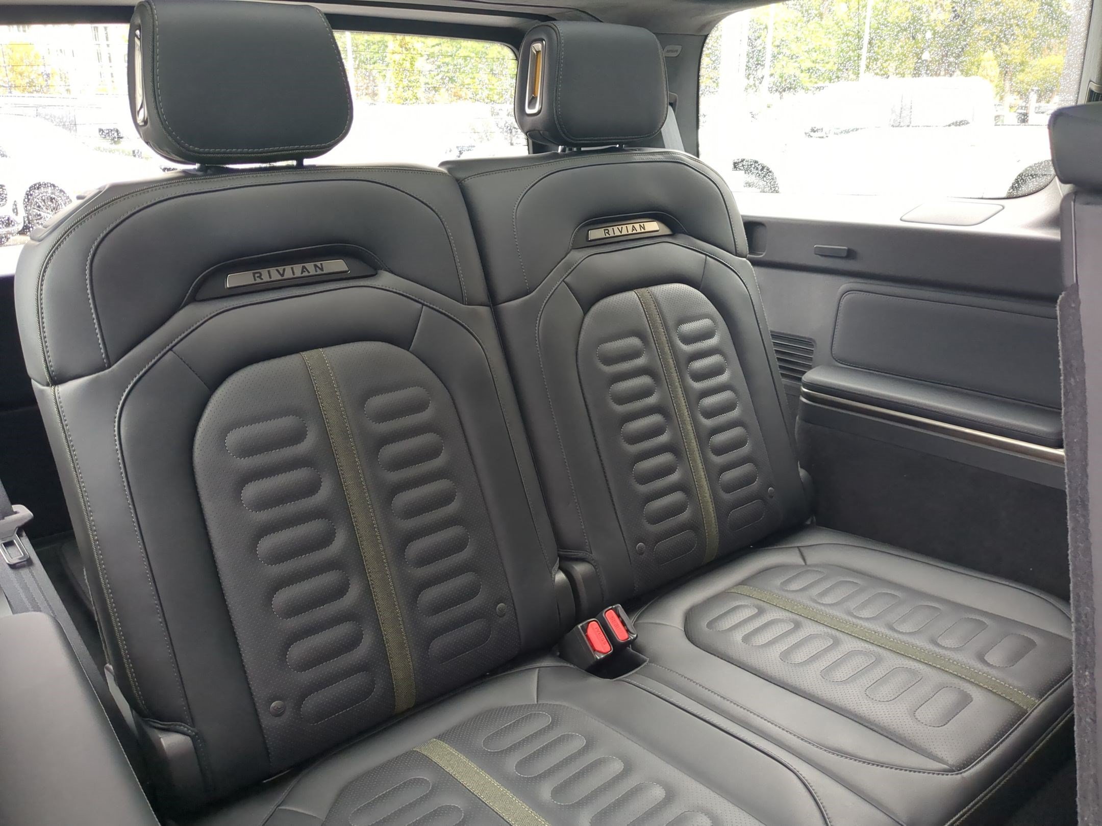 Used 2025 Rivian R1S Adventure Dual AWD/4WD image 30