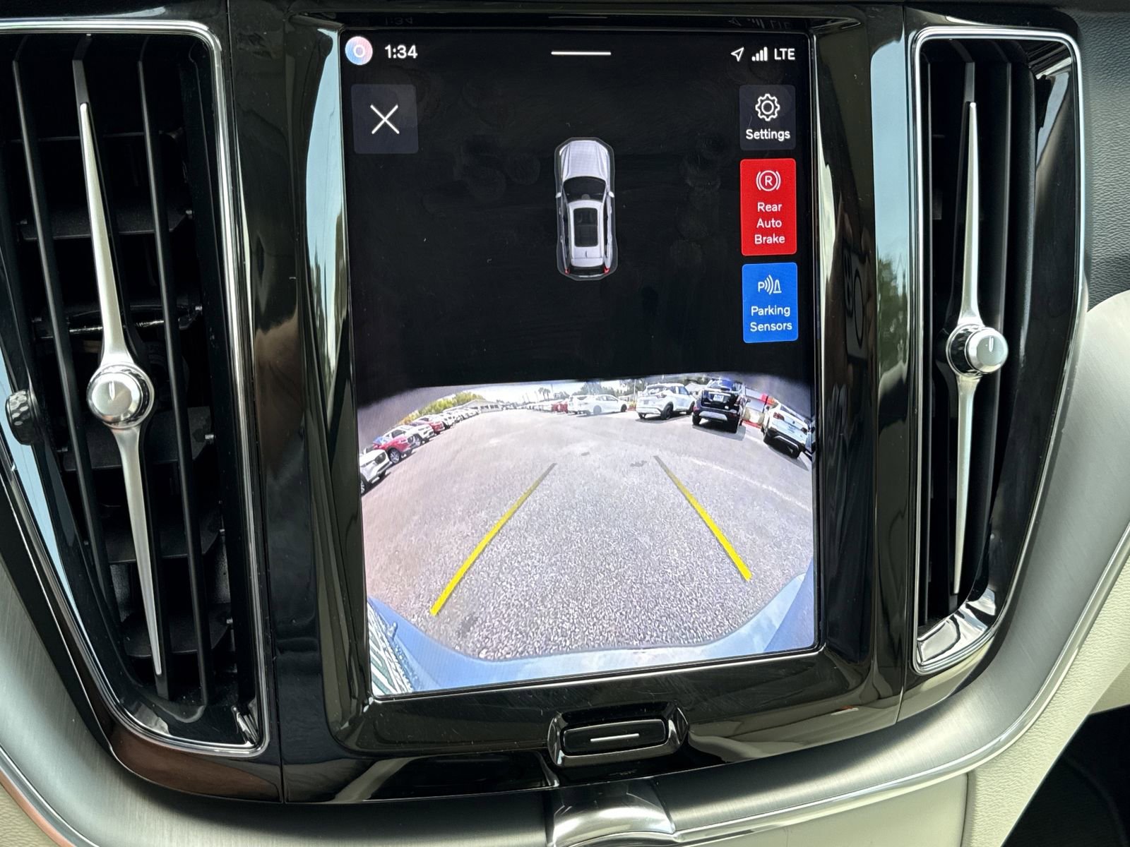 Used 2024 Volvo XC60 B5 Core image 24