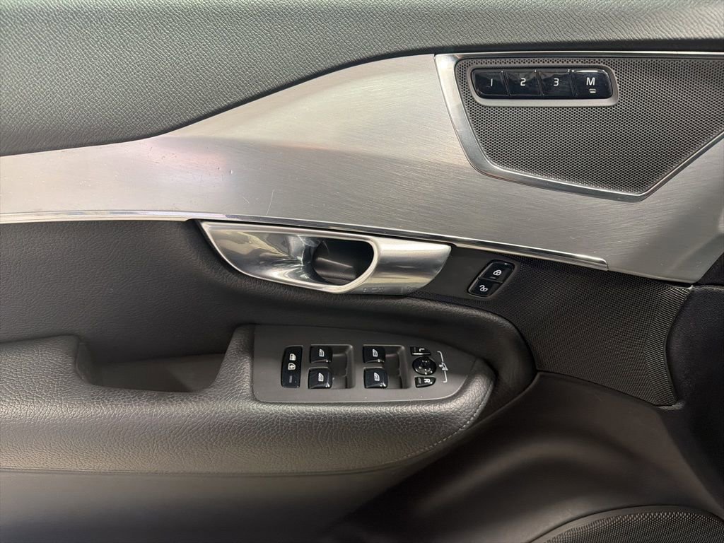 Used 2018 Volvo XC90 T6 Momentum w/ Protection Package Premier image 12