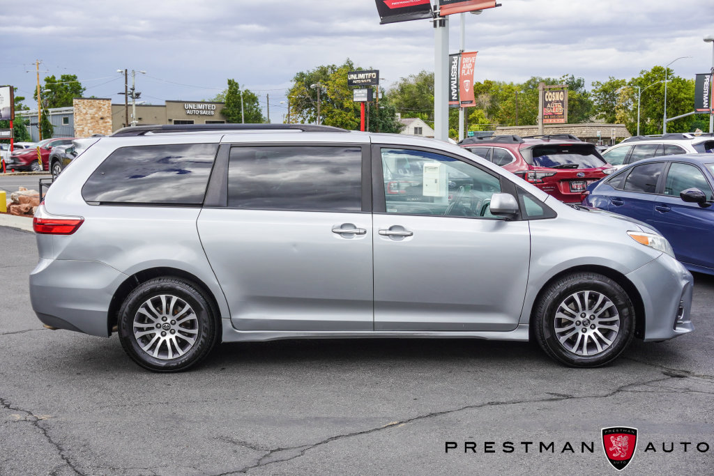 Used 2018 Toyota Sienna XLE w/ XLE Navigation Package FWD image 21