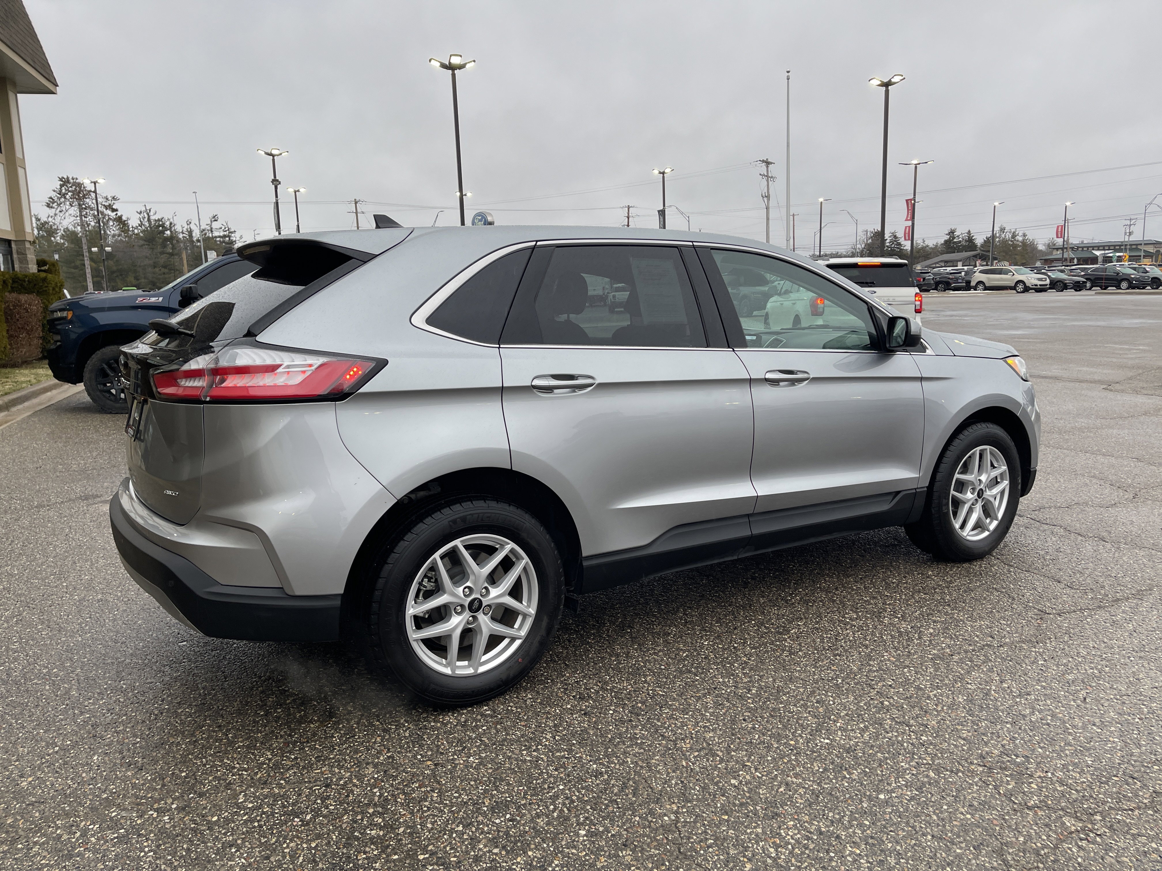 Used 2024 Ford Edge SEL w/ Convenience Package AWD/4WD image 3