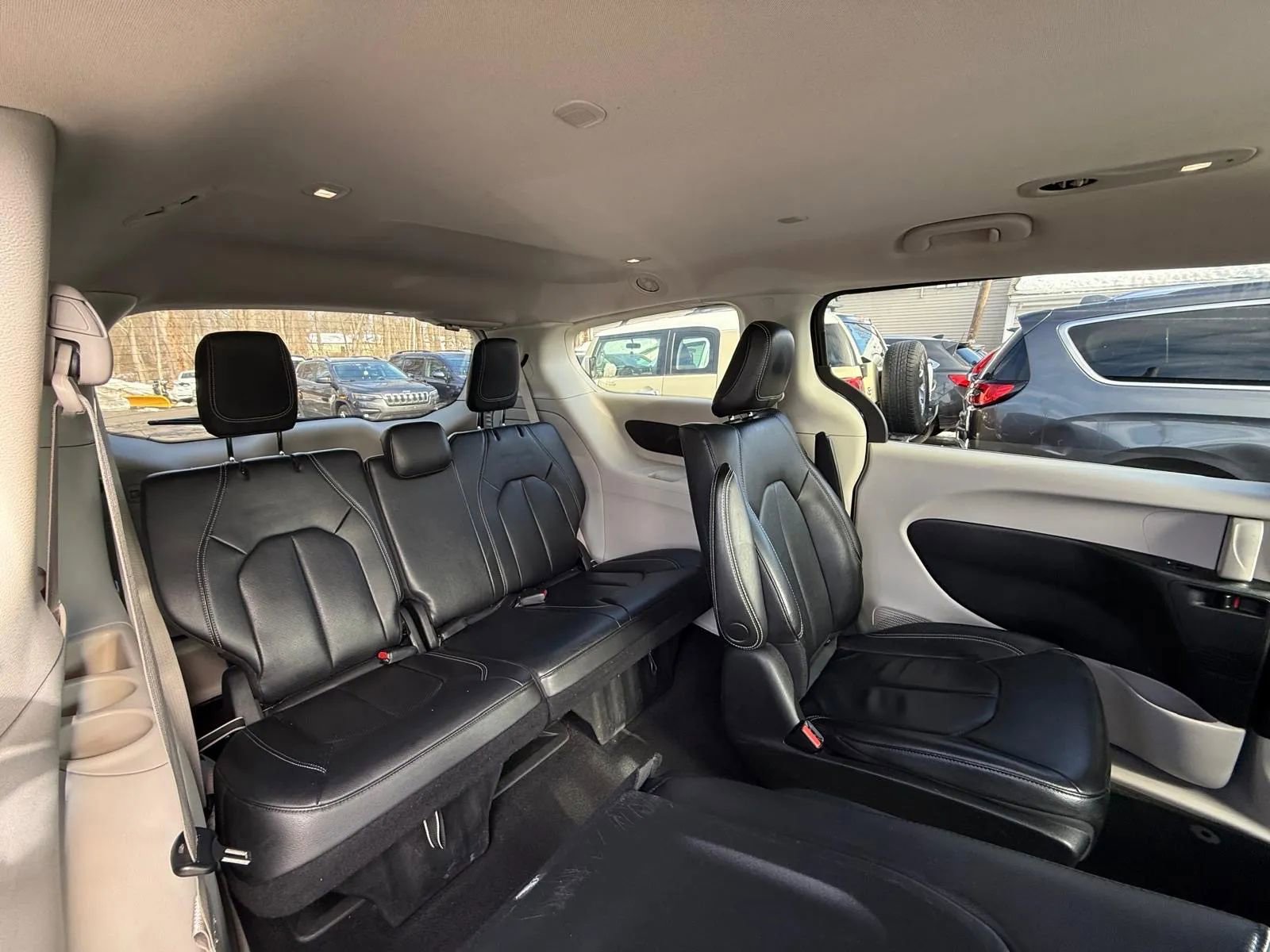 Used 2022 Chrysler Pacifica Touring-L image 13