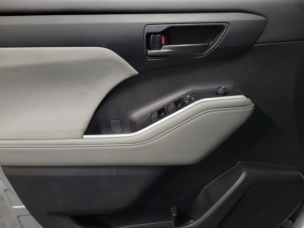 Used 2023 Toyota Highlander LE image 21