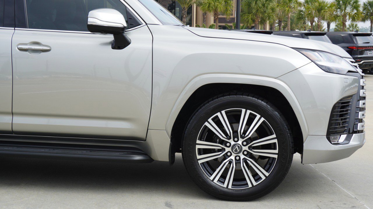 Used 2024 Lexus LX 600 4WD w/ Luxury Package image 9