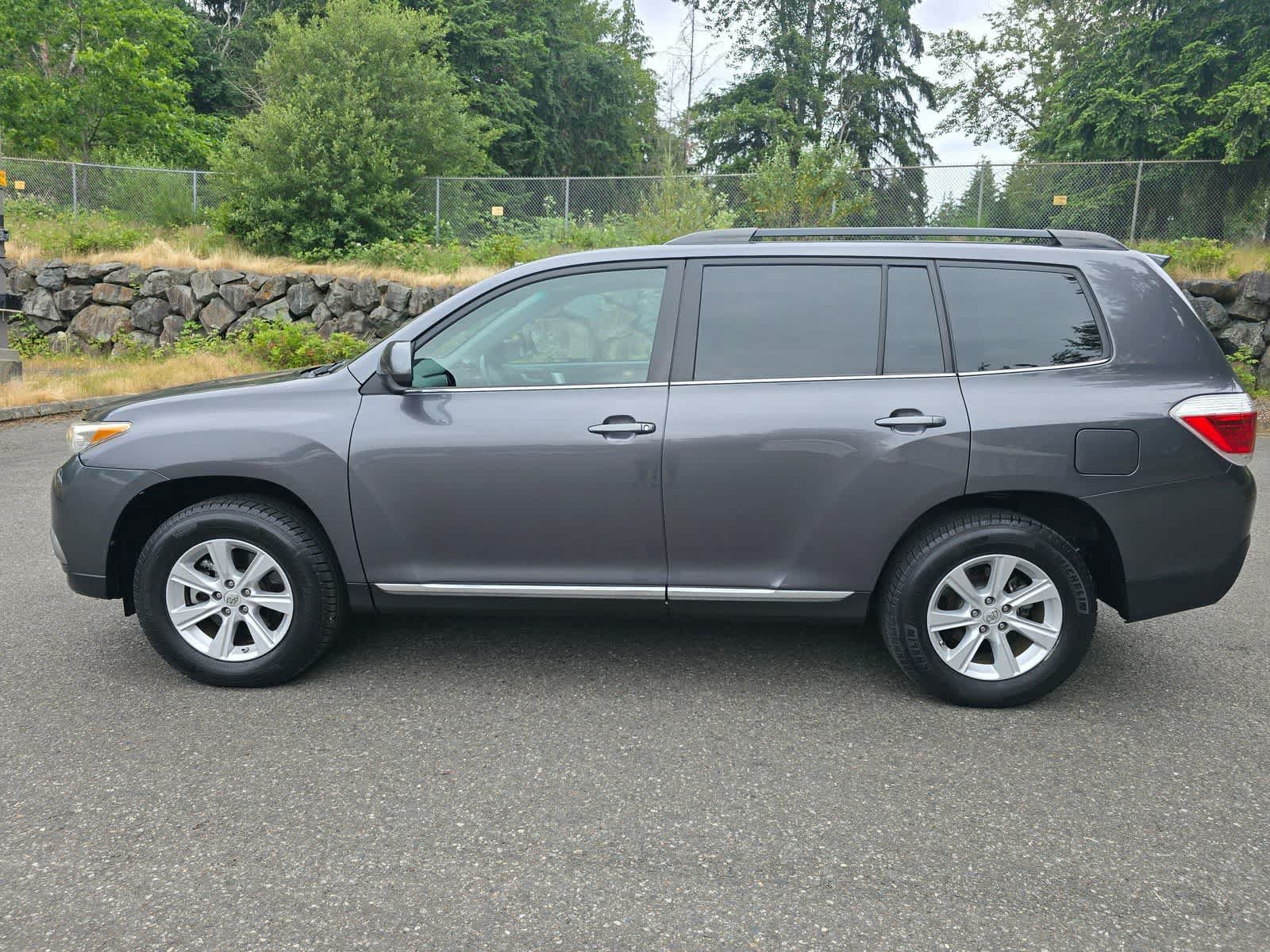 Used 2011 Toyota Highlander SE w/ Tow Pkg AWD/4WD image 2