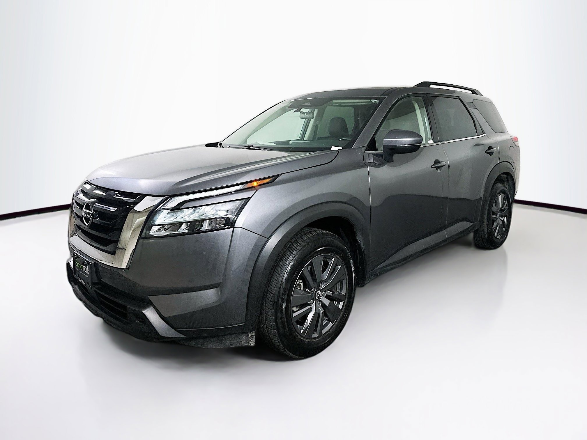 Used 2025 Nissan Pathfinder SV image 3