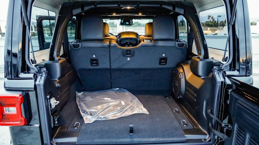 New 2026 Jeep Wrangler Unlimited Sahara AWD/4WD image 31