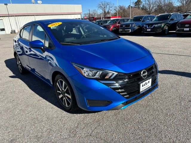 Used 2023 Nissan Versa SV image 3