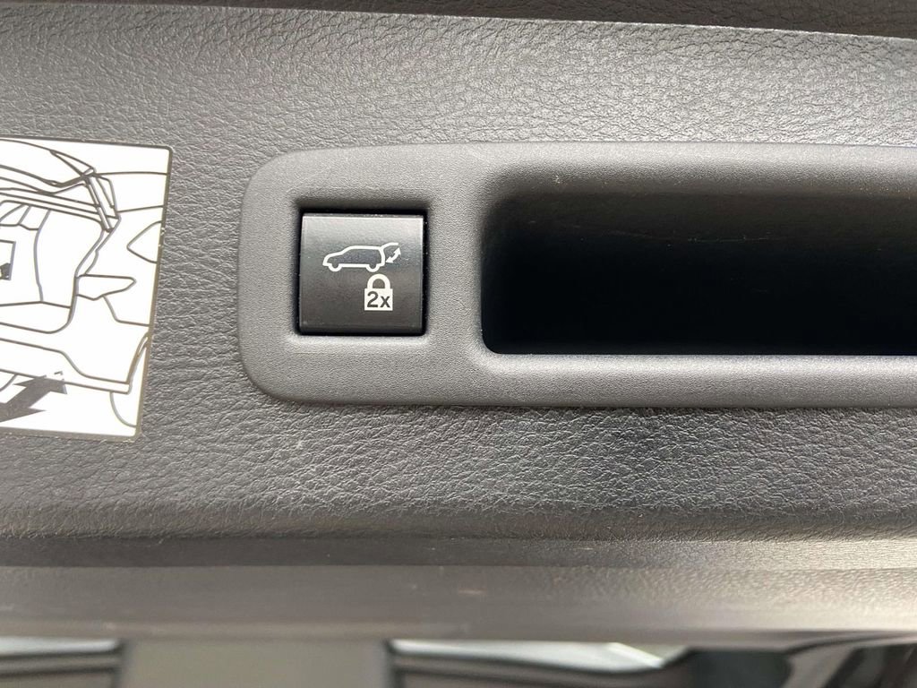 Used 2022 Toyota Sienna Limited image 10