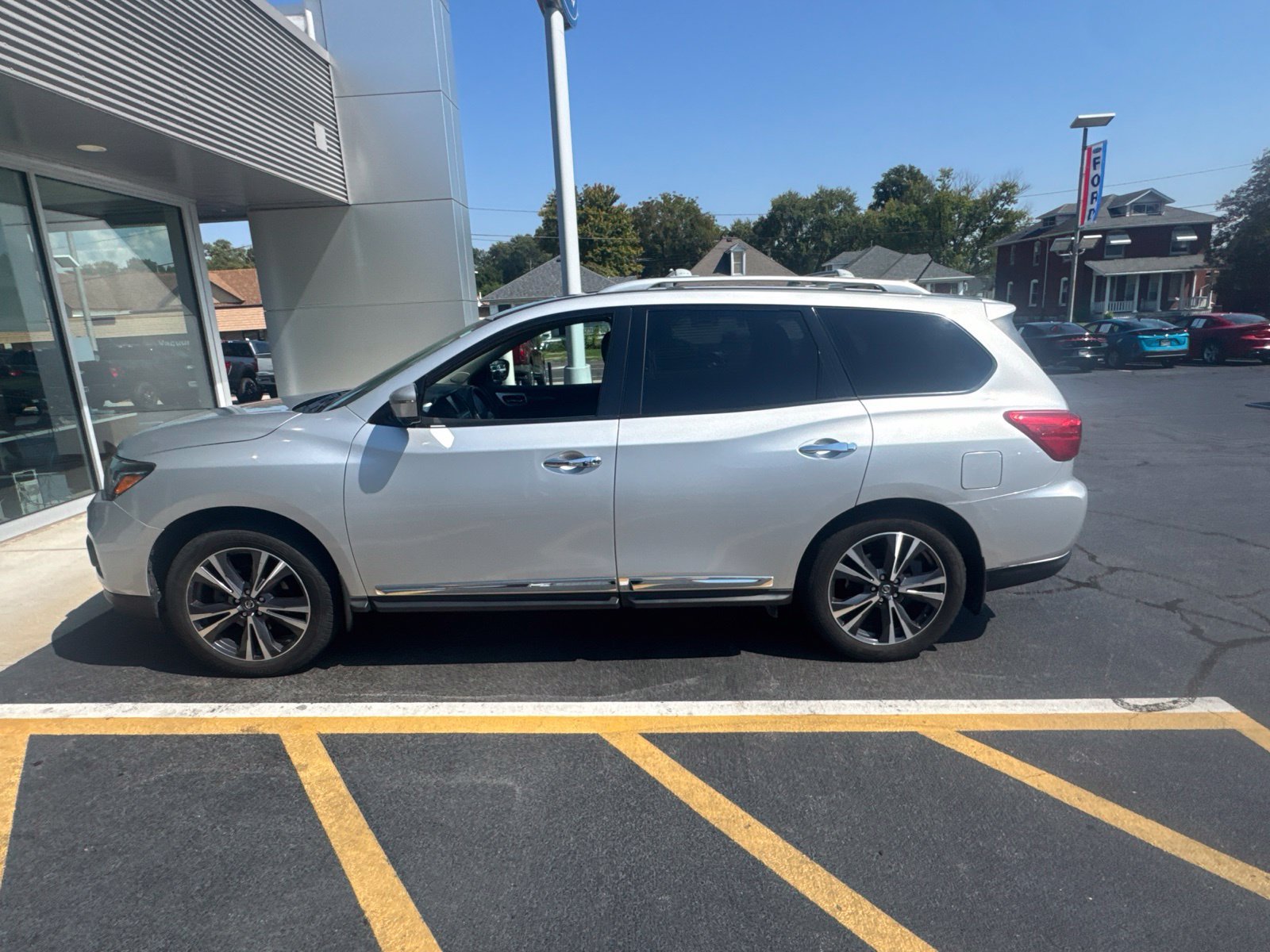 Used 2017 Nissan Pathfinder Platinum AWD/4WD image 3