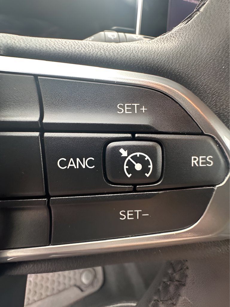Used 2025 Jeep Compass Latitude w/ Sun & Sound Group AWD/4WD image 16