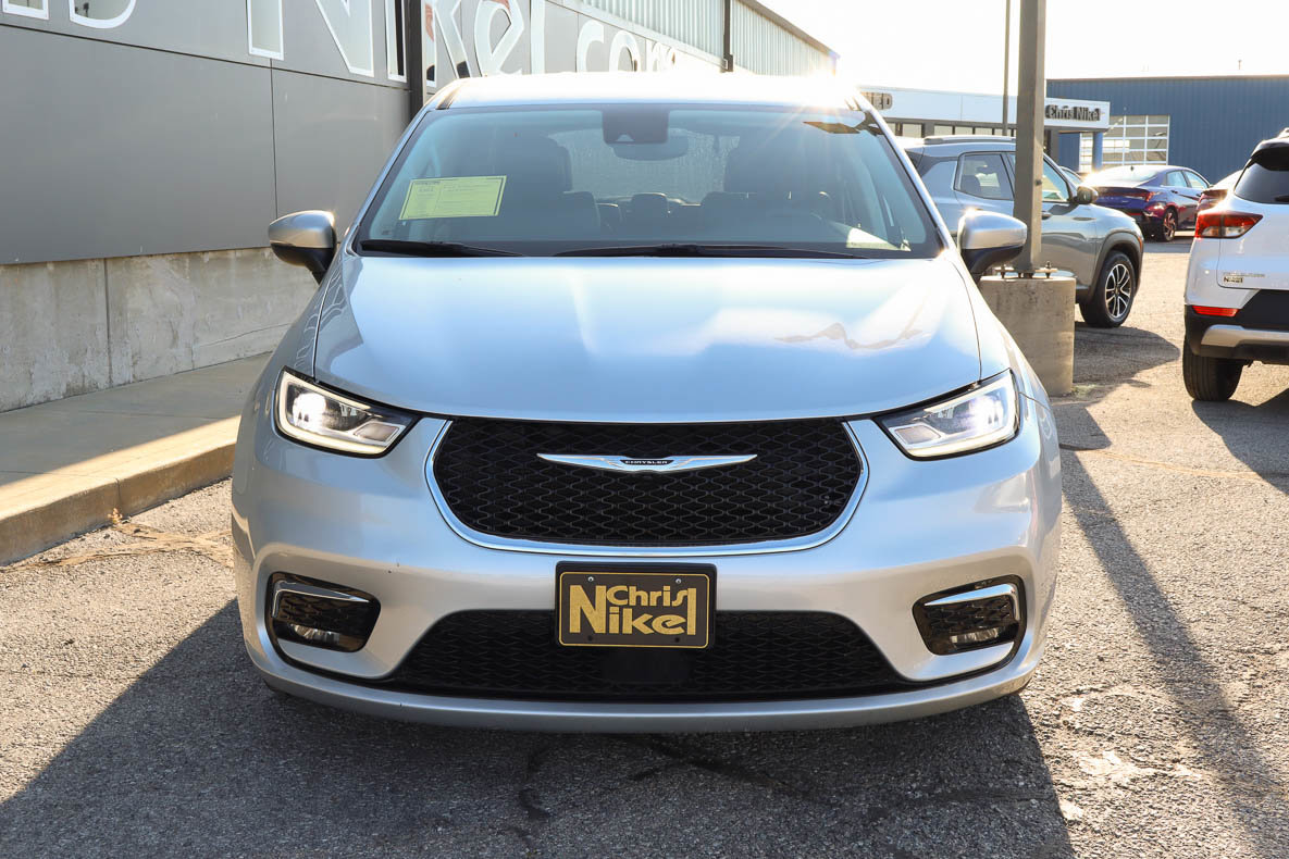 Used 2023 Chrysler Pacifica Touring-L FWD image 2