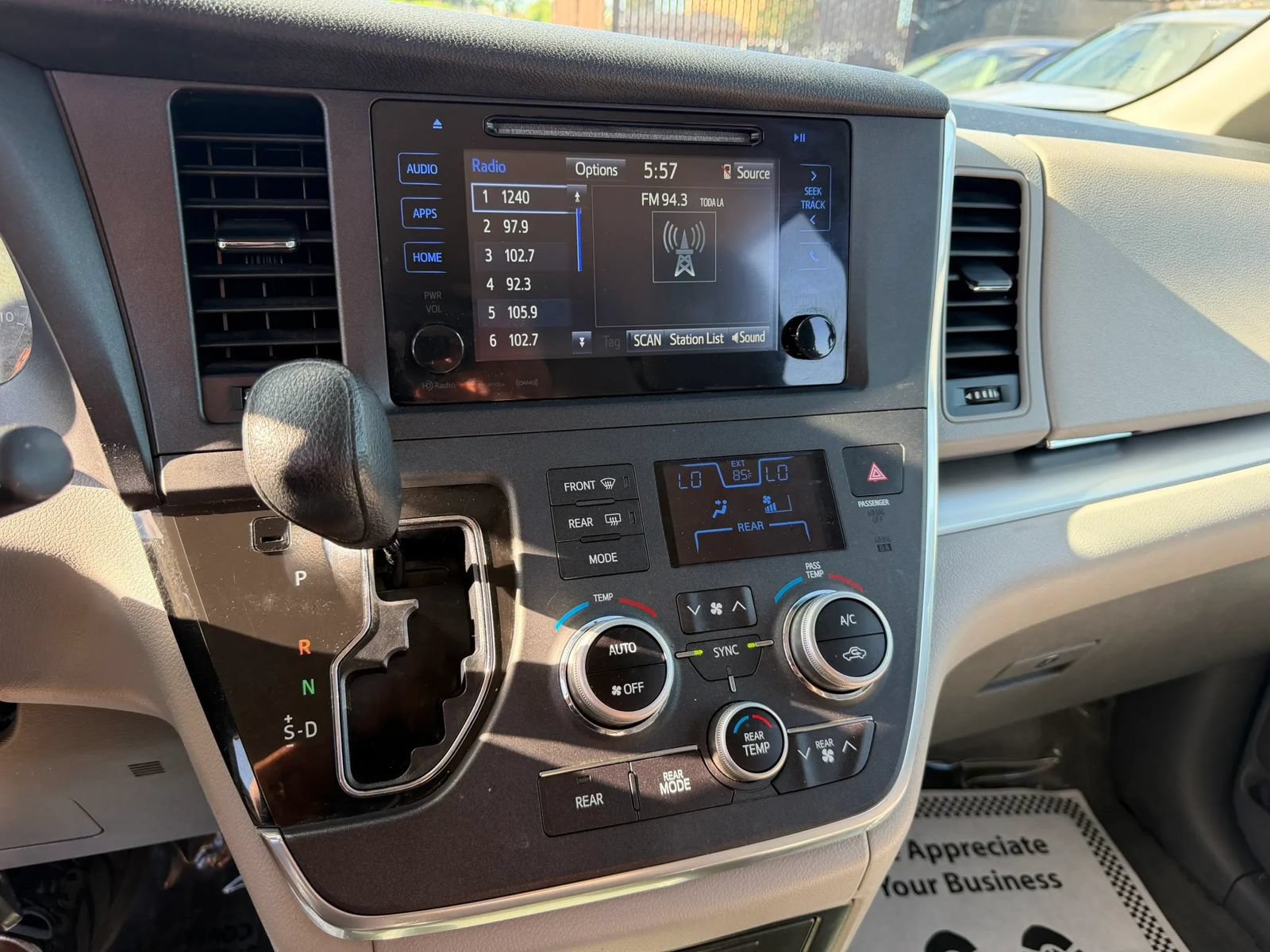 Used 2017 Toyota Sienna LE FWD image 17