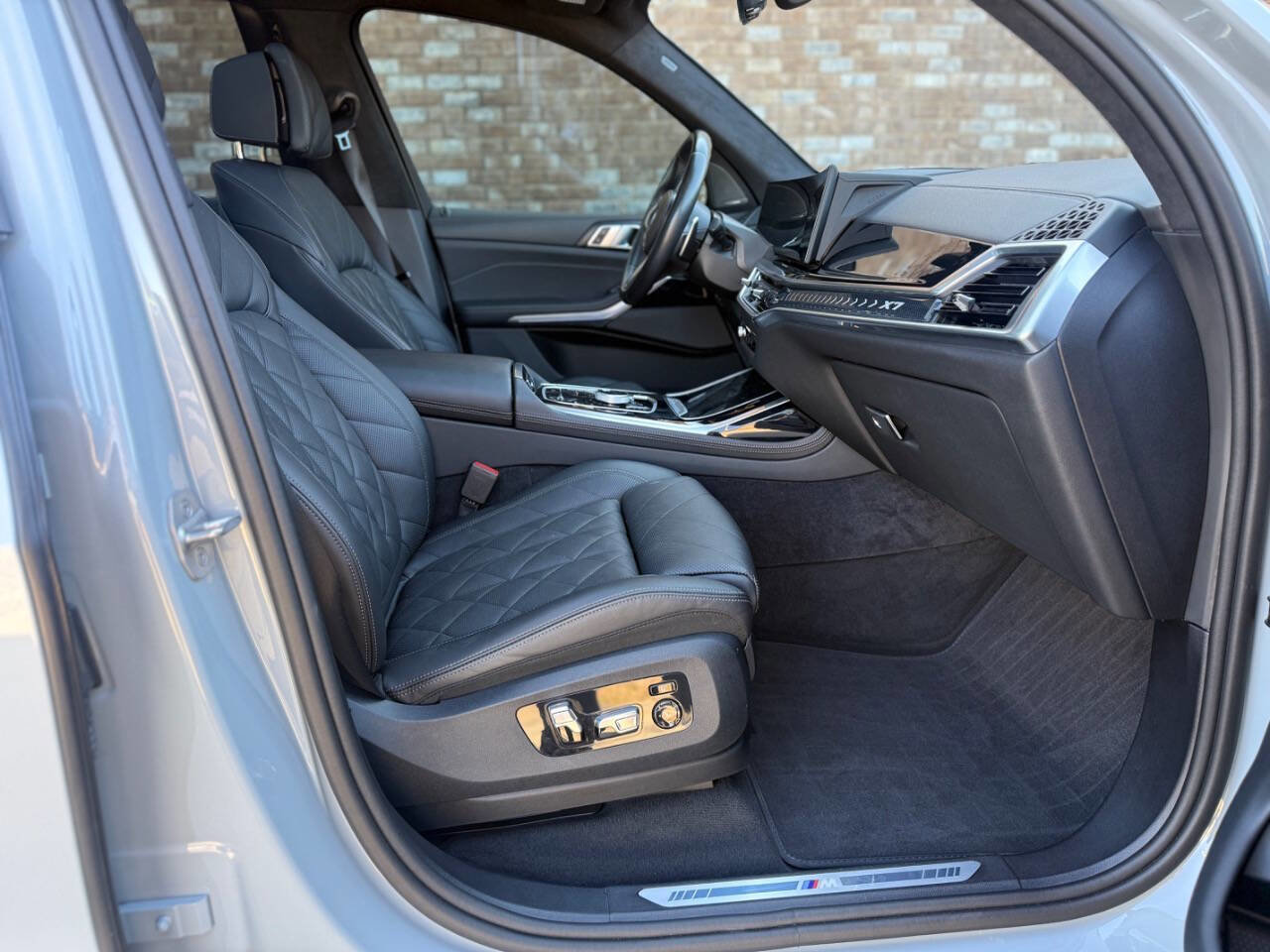 Used 2024 BMW X7 xDrive40i w/ Executive Package image 17
