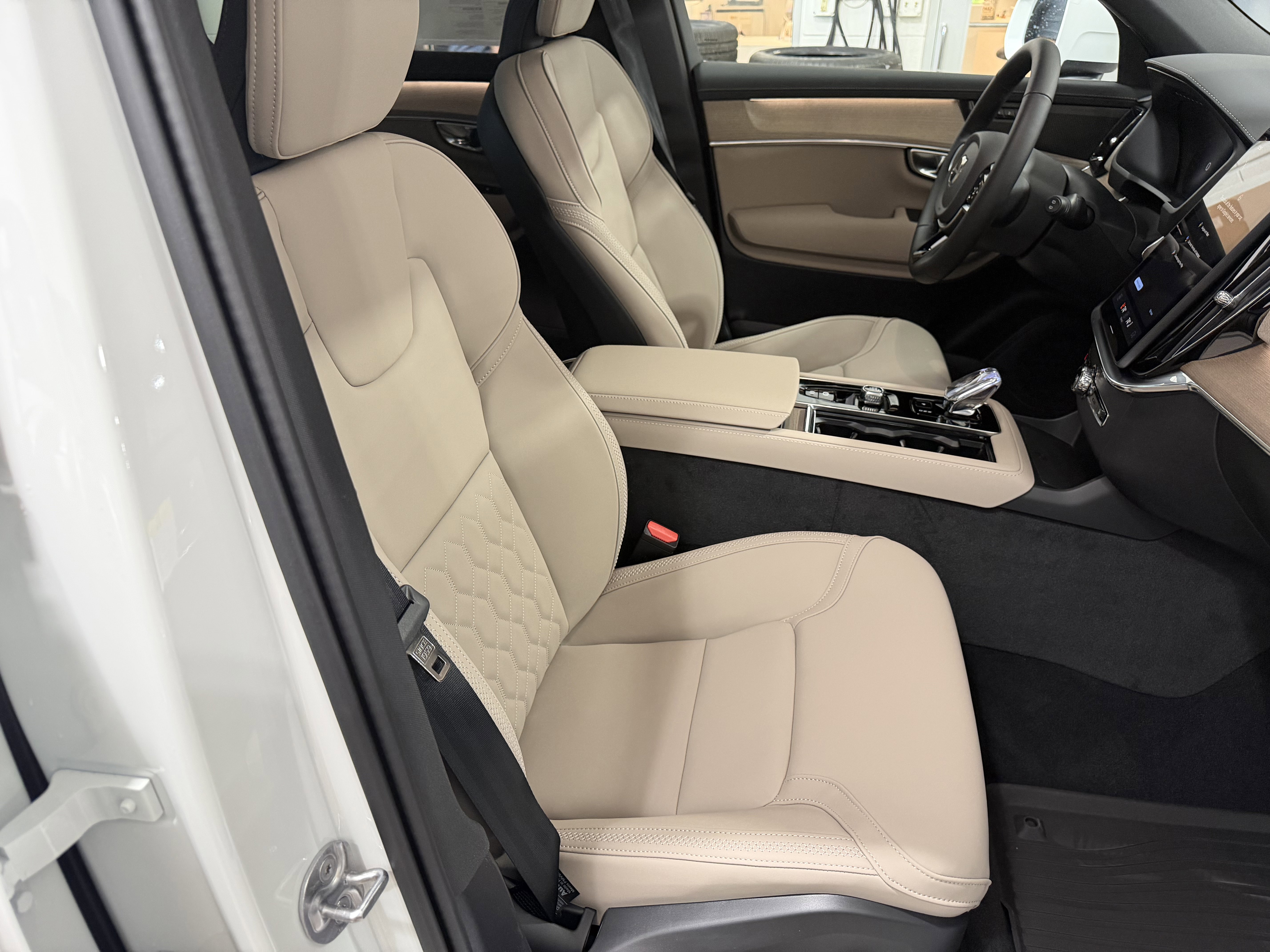 New 2026 Volvo XC90 T8 Plus w/ Protection Package AWD/4WD image 24