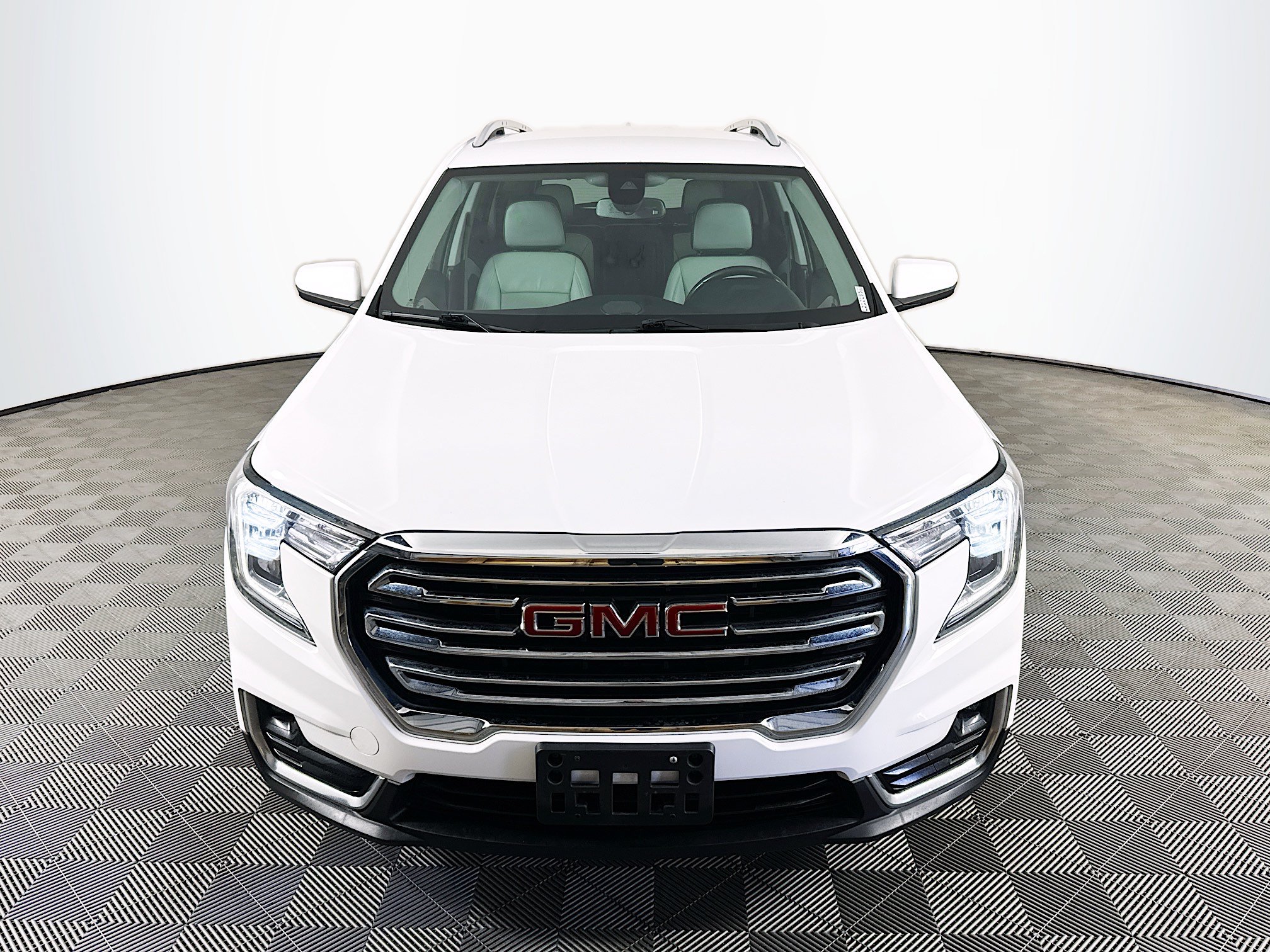 Used 2022 GMC Terrain SLT w/ Infotainment Package II FWD image 2