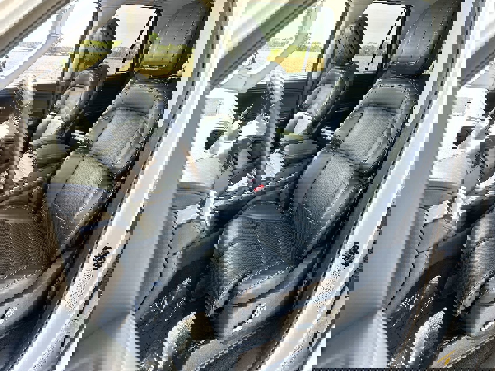 Used 2025 Lincoln Navigator Reserve image 11