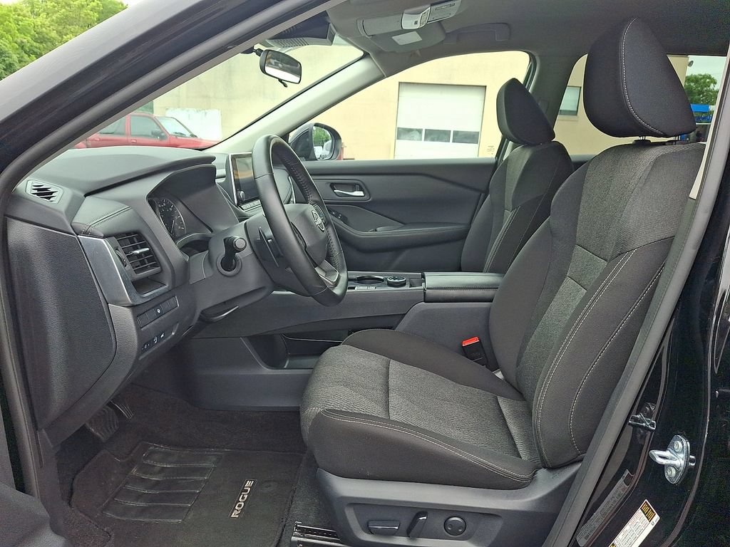 Used 2025 Nissan Rogue SV AWD/4WD image 13